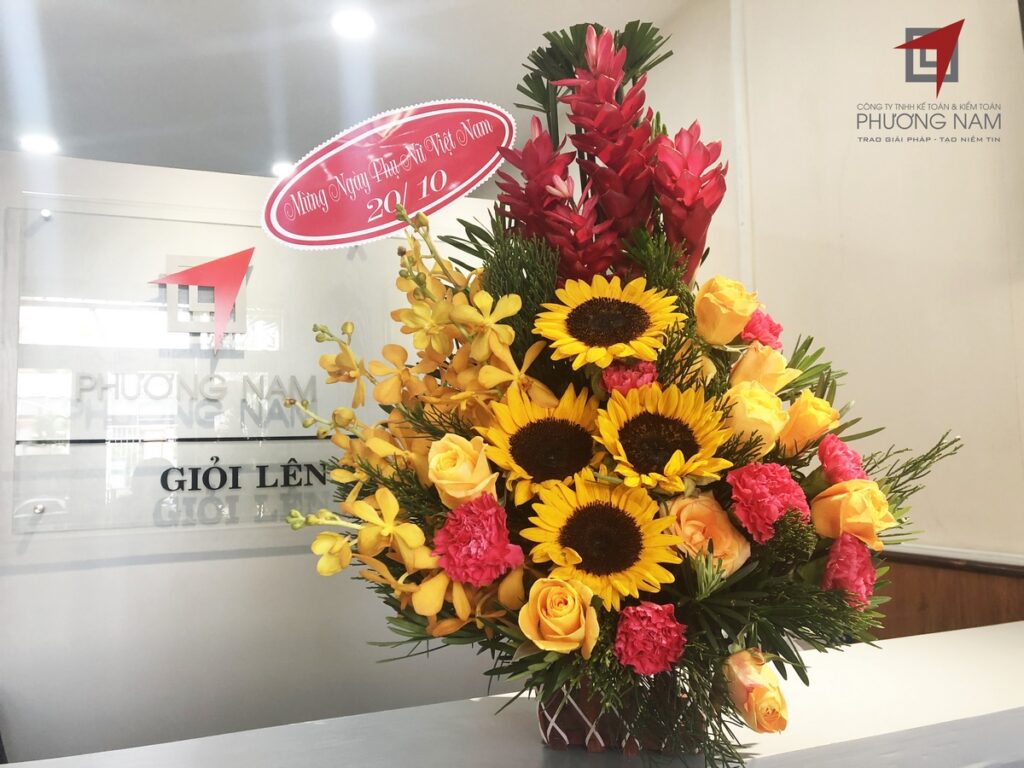 Giỏ hoa xinh xắn Phương Nam gửi tặng CBNV nữ