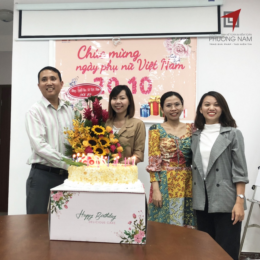 Phó tổng giám đốc đại diện tặng hoa cho các nữ cán bộ nhân viên